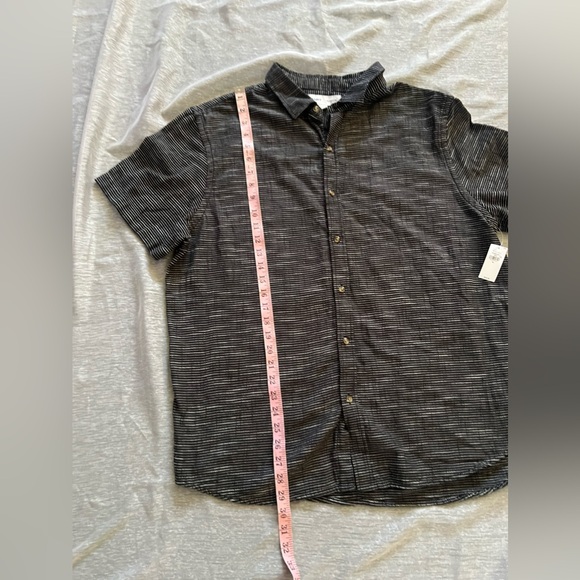 Old Navy Relaxed fit Short Sleeve shirt size XL - Picture 2 of 7